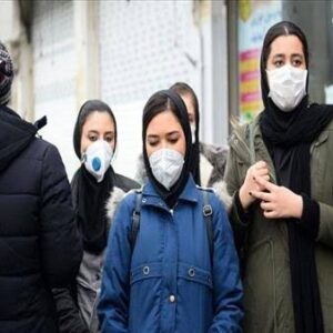 مريض يرتدي كمامة في مدينة ملوثة بسبب التغير المناخي"