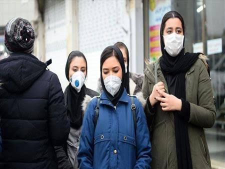 مريض يرتدي كمامة في مدينة ملوثة بسبب التغير المناخي"